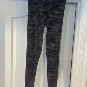 SPANX Women’s Gray Camouflage Leggings